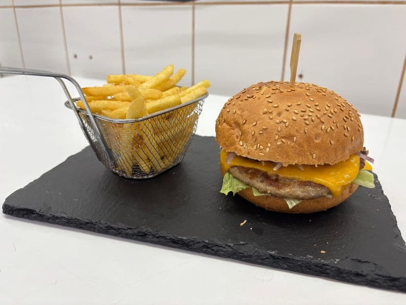 Hovädzí cheeseburger + hranolky