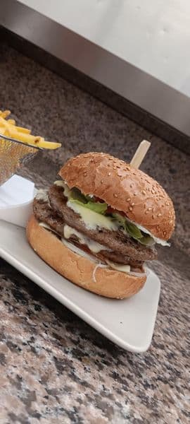 Hovädzí XXL Cheeseburger + hranolky