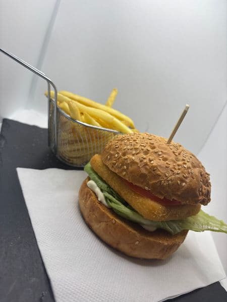 Syrový burger + hranolky